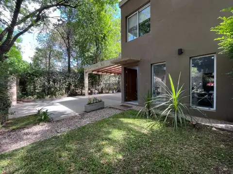 Casa en alquiler de 3 dormitorios c/ cochera en Carlos Spegazzini