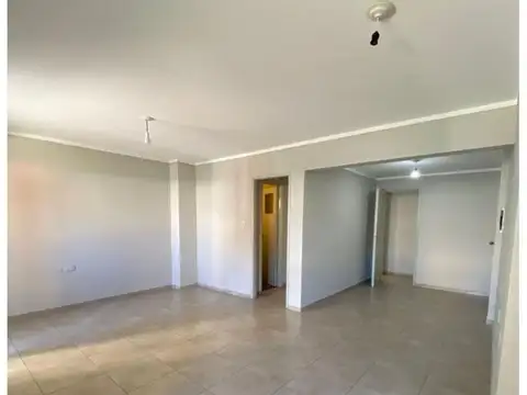DPTO DE 4 DORM. PATIO CON ASADOR EN AV. RIVADAVIA