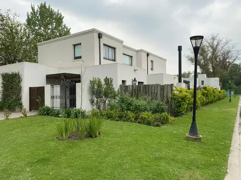 Casa en Venta en B° La Candelaria, Bella Vista, Lote central