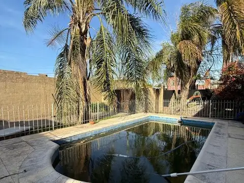 Casa con Parque y pileta en Bella vista Apta credito