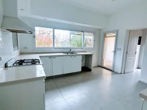 Casa en Alquiler con 2 cocheras