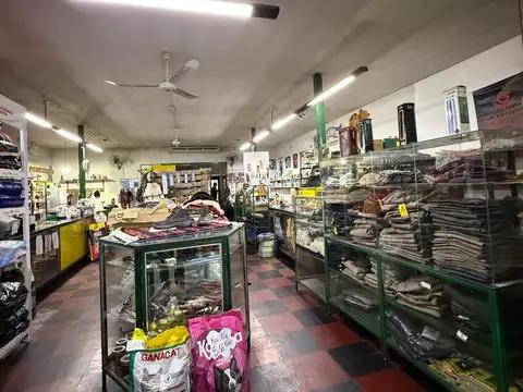 Local comercial con enorme deposito
