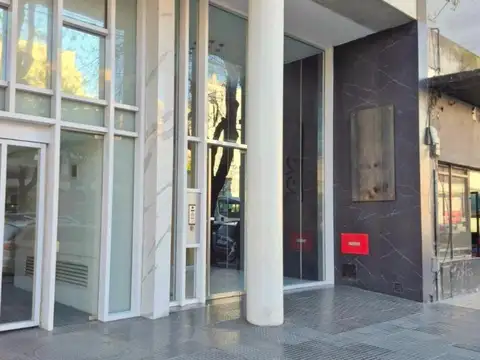 Av. Mosconi al 2500. Piso 7. Al frente. Nuevo a estrenar. 3 amb. 2 dorm. 2 baños completos. Balcón corrido. Cochera. Baulera. 80 m2 totales. 71 m2 cubiertos. Baño en suite. Cocina integrada con barra. Bajas expensas. Luz Sol. Apto crédito Apto profesional