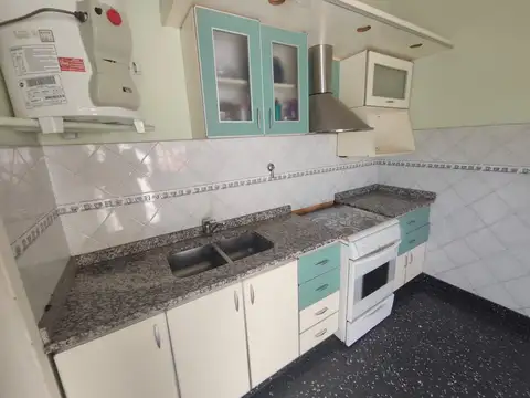 Casa 6 ambientes con 2 baños