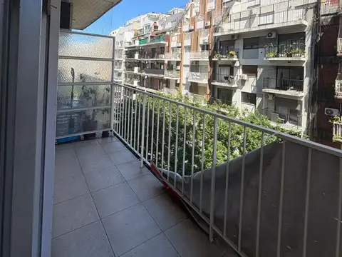 Hermoso 3 ambientes al frente con dos balcones.