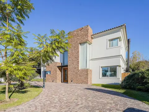 Casa 5 ambientes con 3 baños