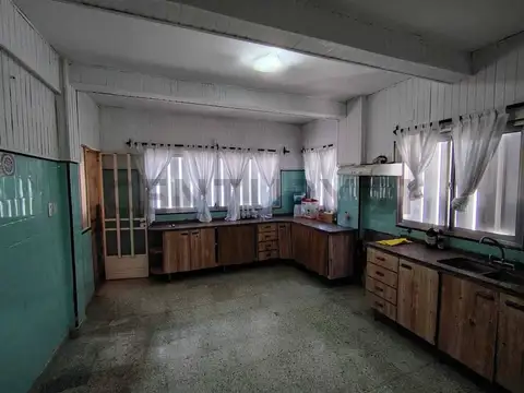 Casa 10 ambientes con 2 baños