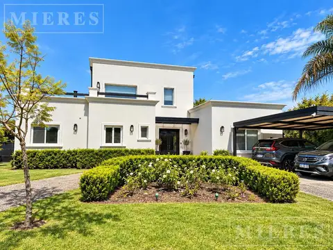Casa en venta con gran lote en Santa Catalina, Villa Nueva