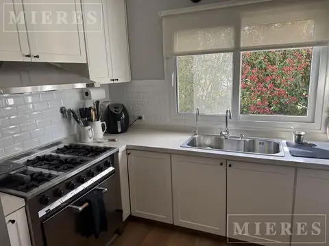 Casa en venta con gran lote en Santa Catalina, Villa Nueva