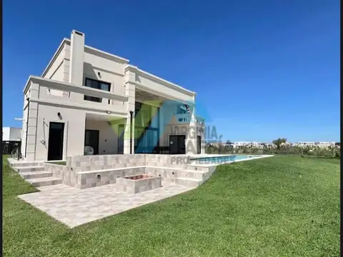 Casa al golf con pileta en dos plantas - CANTON