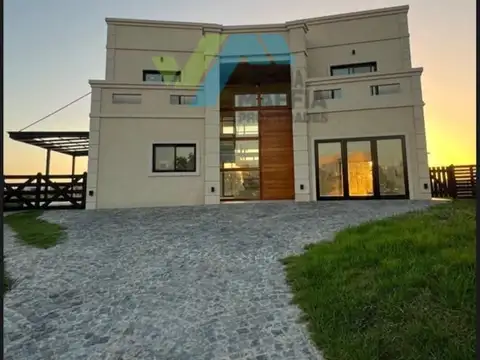 Casa en dos plantas con pileta en Canton Golf