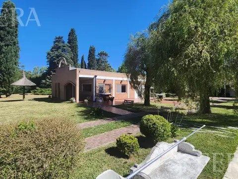 Venta Casa Quinta 3 ambientes con piscina, quincho y parrilla en El Pato