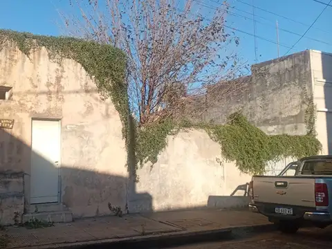 Esquina con local y terreno de 250m en Concordia