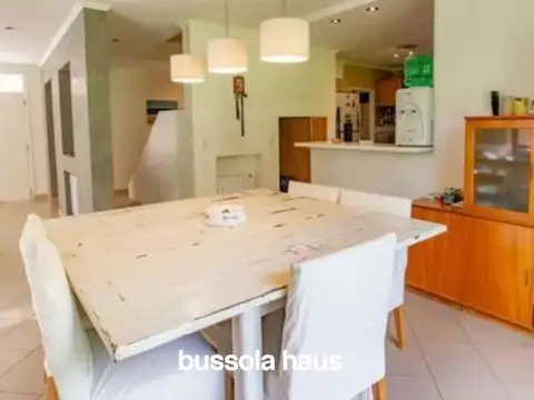Casa en Venta con 4 cocheras