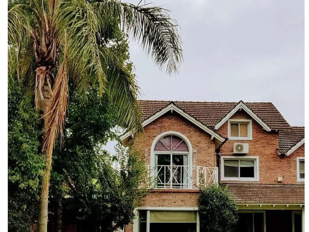 Casa - 200  m² | 4 dormitorios | 15 años | 3 baños | Con dependencia