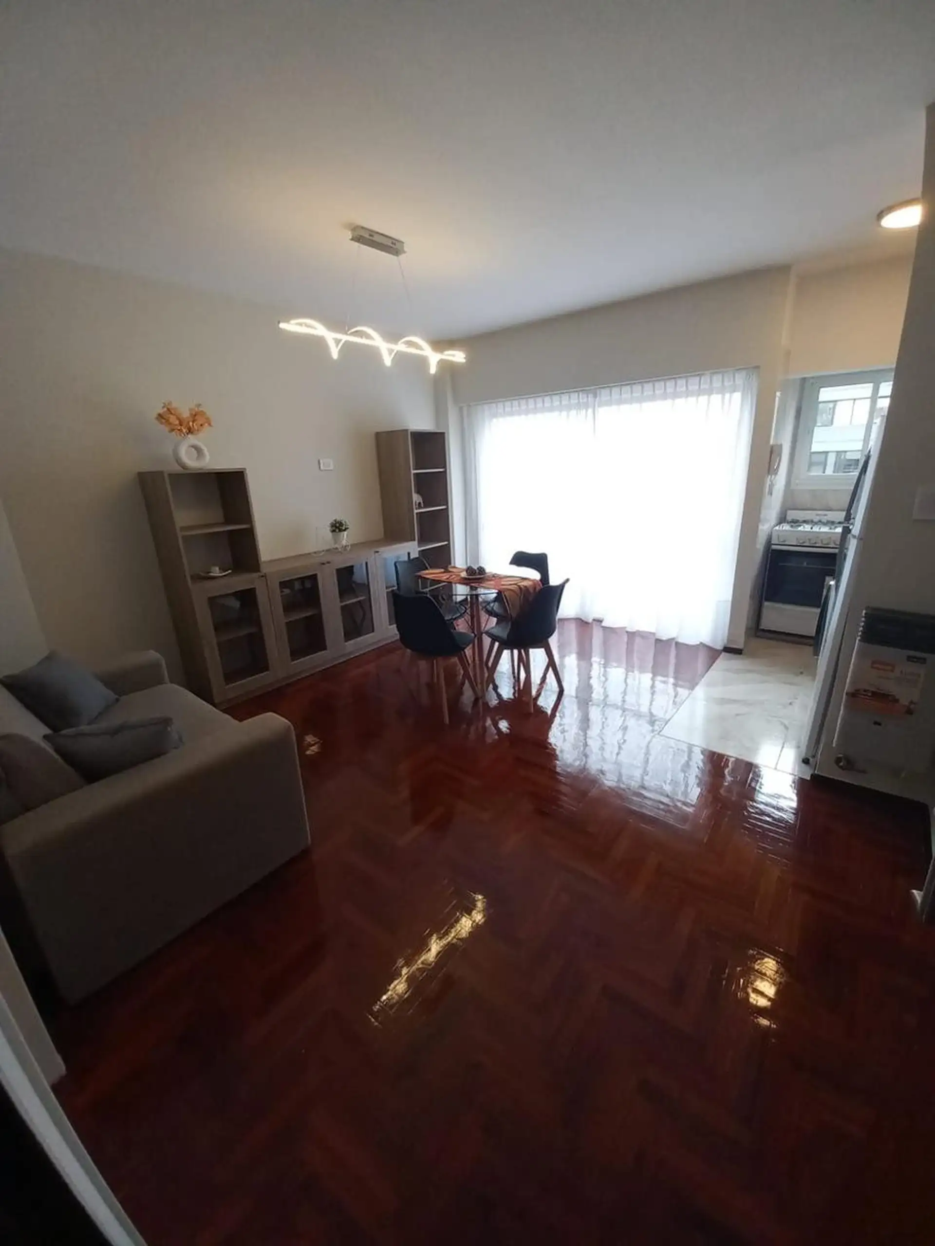 Departamento 2 ambientes al frente con balcón en zona Centro
