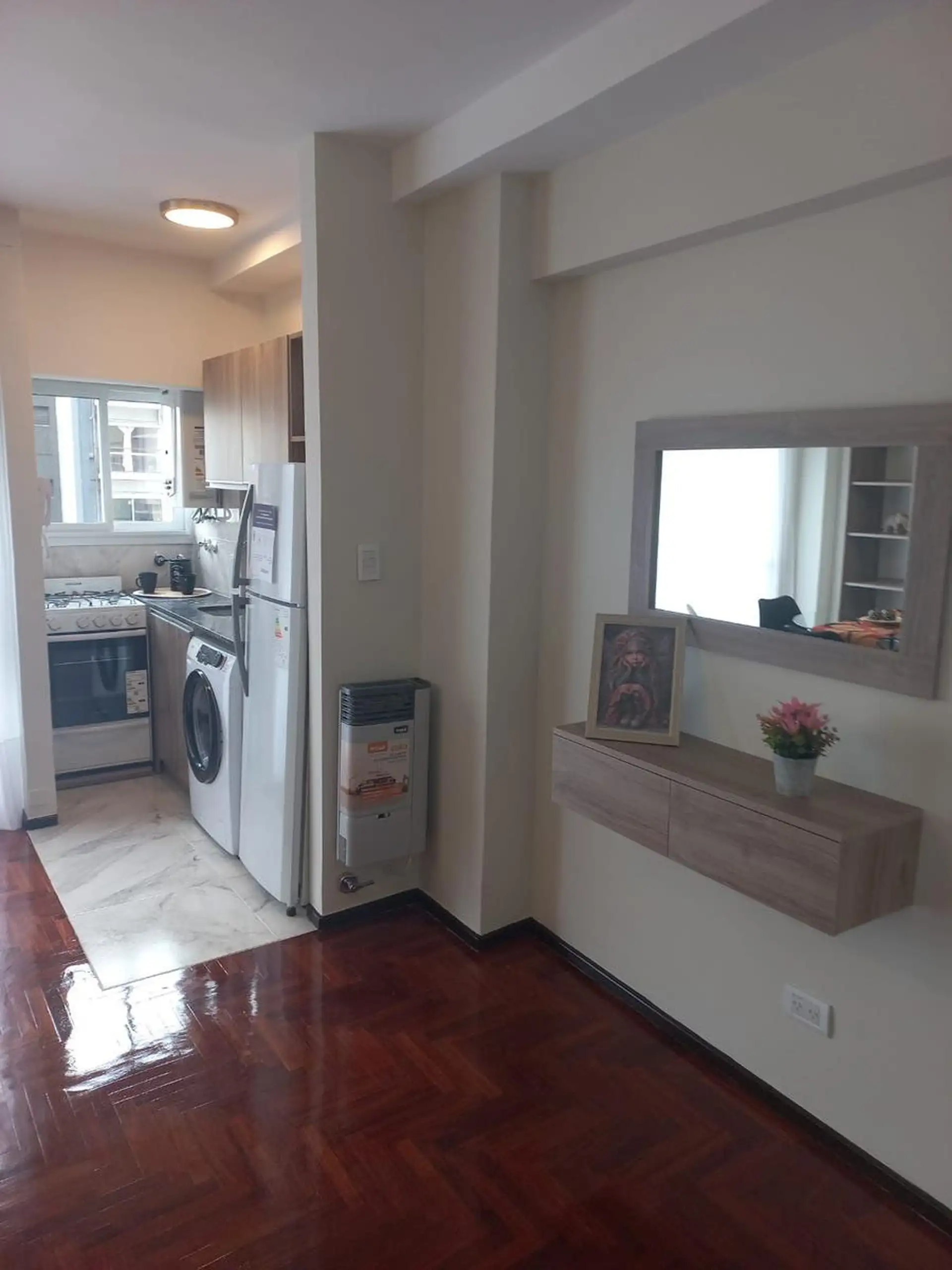 Departamento 2 ambientes al frente con balcón en zona Centro