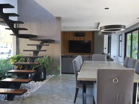 Casa en Alquiler con 6 cocheras