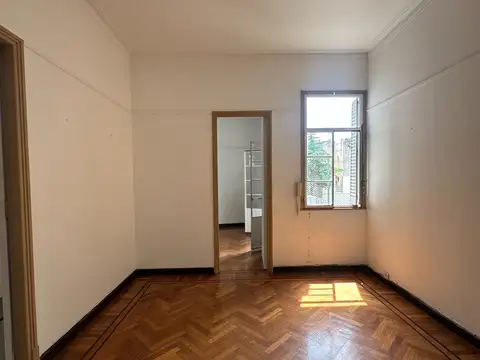 Amplio y luminoso departamento 2 ambientes con balcón al contrafrente.