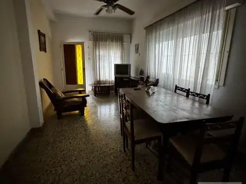Casa 6 ambientes con 2 baños