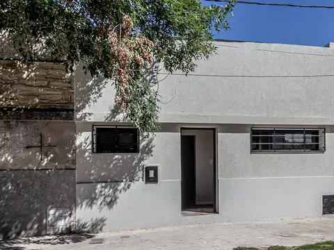 VENTA  CASA AL FRENTE DE 1 DORMITORIO CON PATIO Y TERRAZA EXCLUSIVA EN ARROYITO