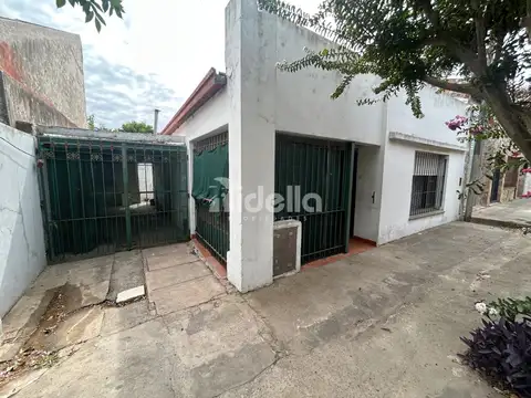 Casa a refaccionar lote de 10 x 35,45 m con segunda vivienda y amplio jardín