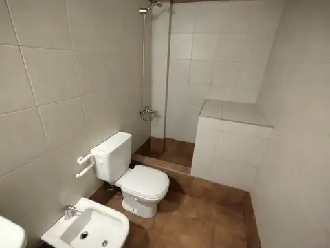 Excelente Local Comercial con Entrepiso en Liniers | Vidriado y Persiana Automatizada