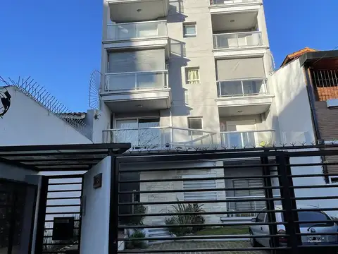 Departamento dos ambientes con balcón, dos Baños, al contra frente.