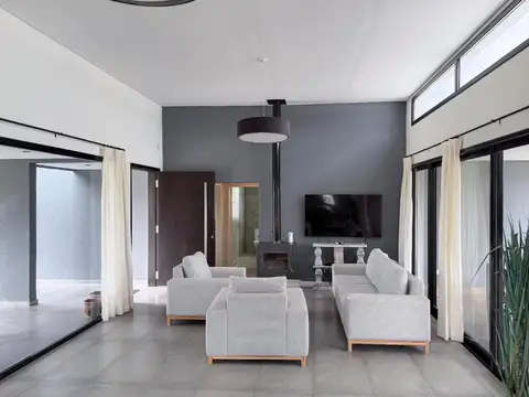 Casa en Alquiler Temporal con 1 cochera