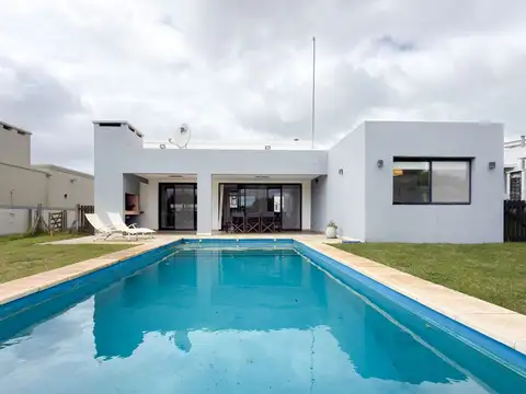 CASA EN ALQUILER EN COSTA ESMERALDA. CON PISCINA