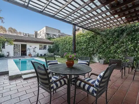 Casa en lote propio con cochera, jardín, pileta y quincho