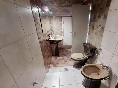 Casa y Departamento de Block de 5 Ambientes en Venta en Olivos con Patio