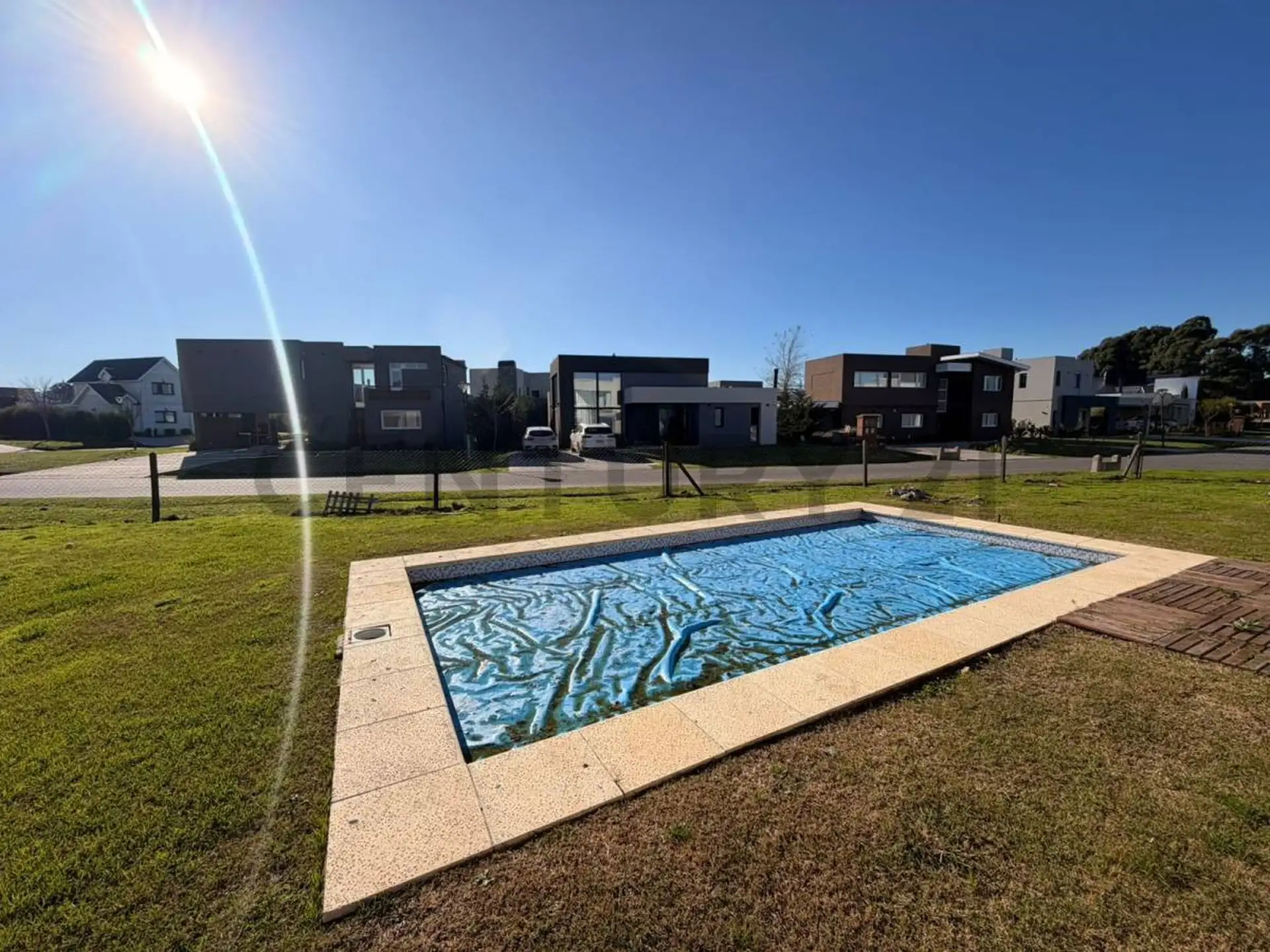 Casa 4 ambientes en lote de esquina con quincho y piscina