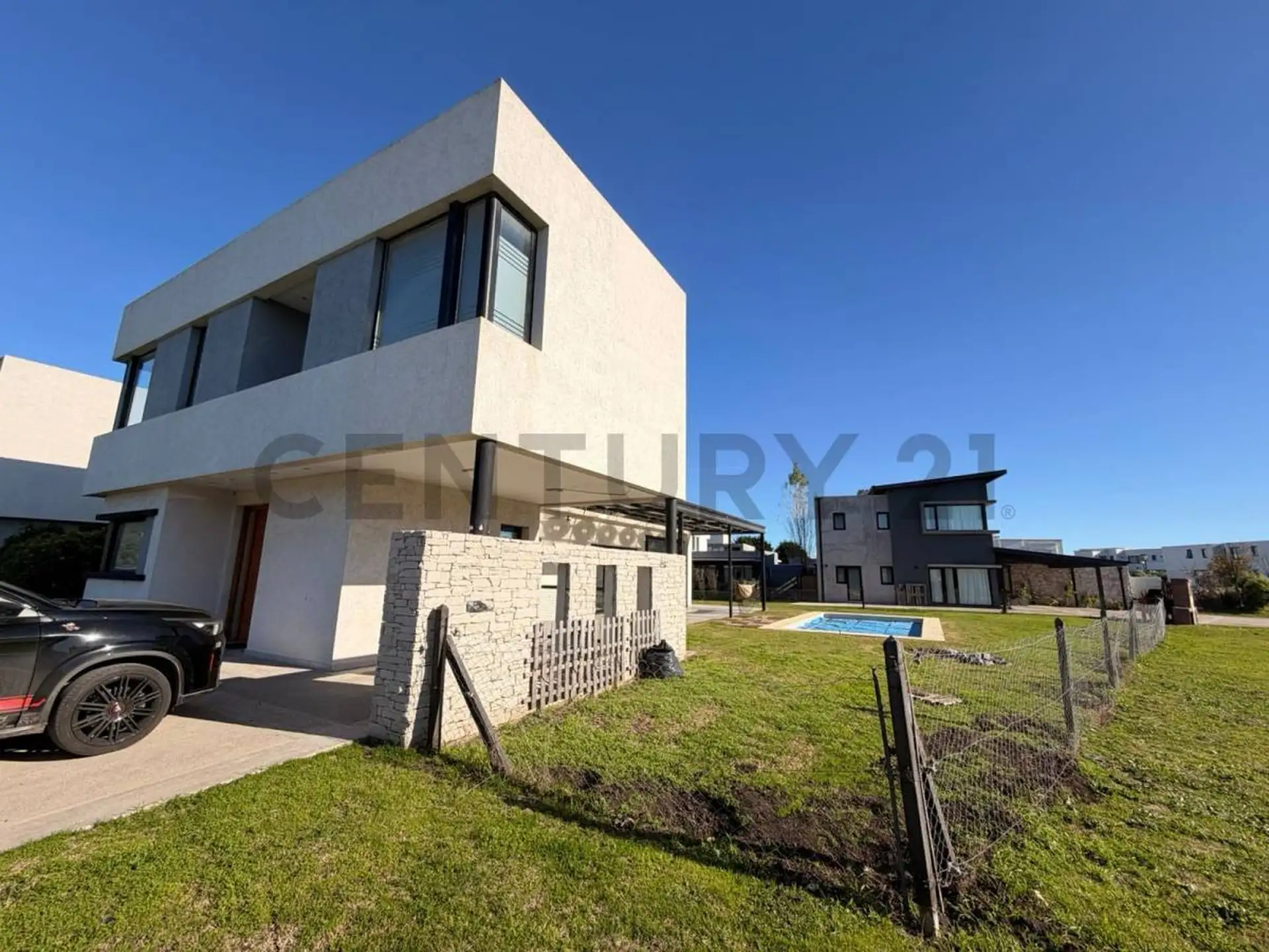 Casa 4 ambientes en lote de esquina con quincho y piscina