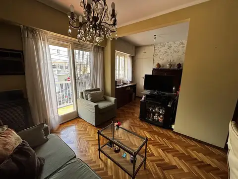 Departamento 4 ambientes con balcón corrido en Devoto