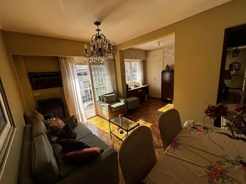 Departamento 4 ambientes con balcón corrido en Devoto