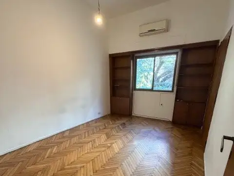 Ambiente y medio, luminoso, ubicacion inmejorable, contrafrente, expensas bajas, aire acondicionado, se acepta 1 mascota