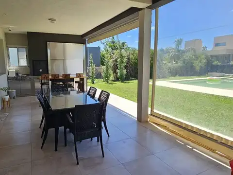 Alquiler: Casa de tres dormitorios amoblada con pileta, galería y parrillero. Puerto Roldán, Roldán