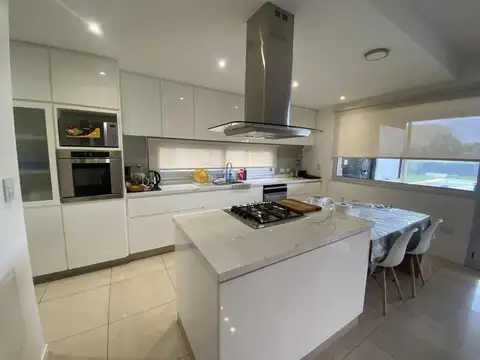 Casa 5 ambientes con 3 baños