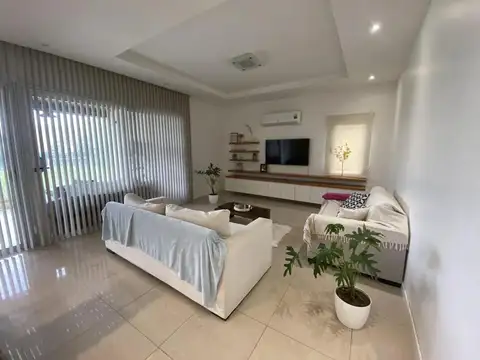 Casa en Alquiler con 2 cocheras