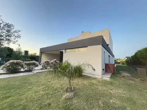 Casa en Alquiler en Puerto Roldan, USD 2.800