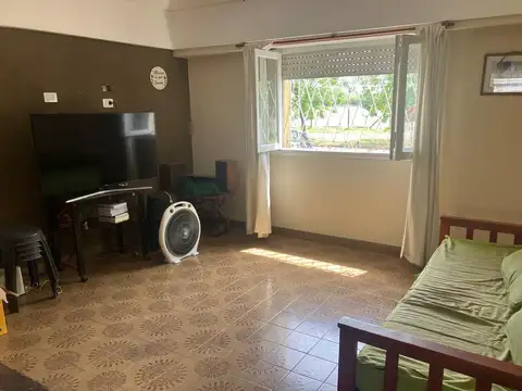 Importante propiedad: Casa más dos amplios galpones para renta