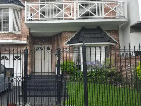 Casa en Venta con 3 cocheras