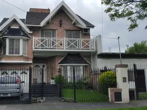 Chalet impecable de 4 dormitorios c/piscina.