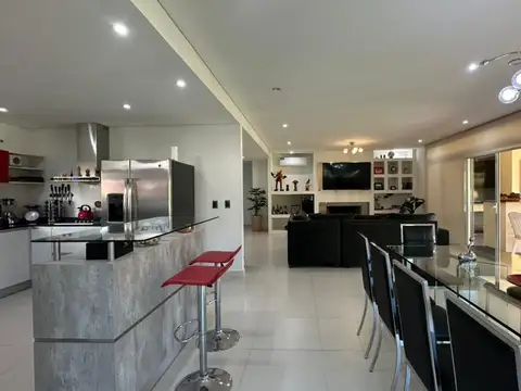 Casa en Venta con 3 cocheras