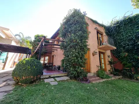 Casa en Venta con 2 cocheras