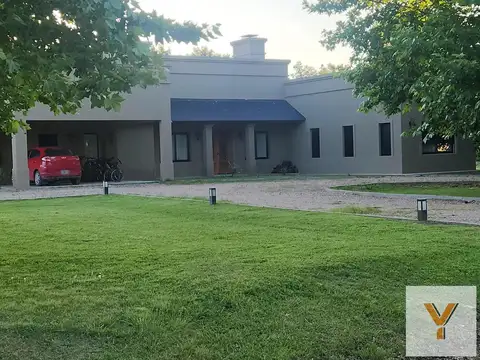 Casa en venta - 4 Dormitorios 3 Baños - Carlos Keen