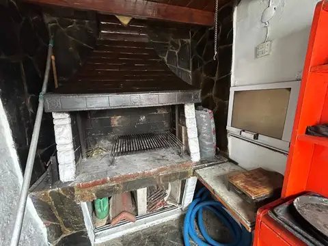 VENTA CASA 4 AMBIENTES MERLO COCHERA Y PILETA