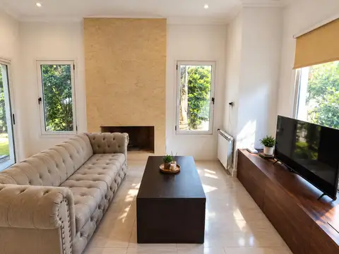 Casa en Venta con 2 cocheras