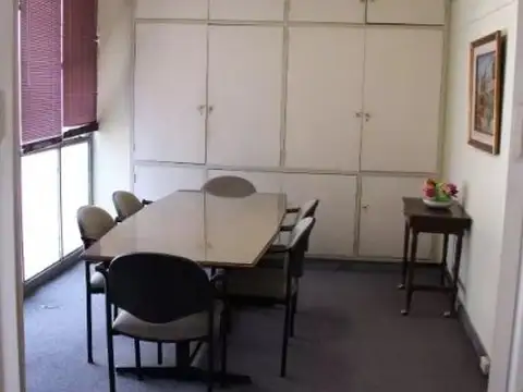Oficina 5 ambientes con 2 baños